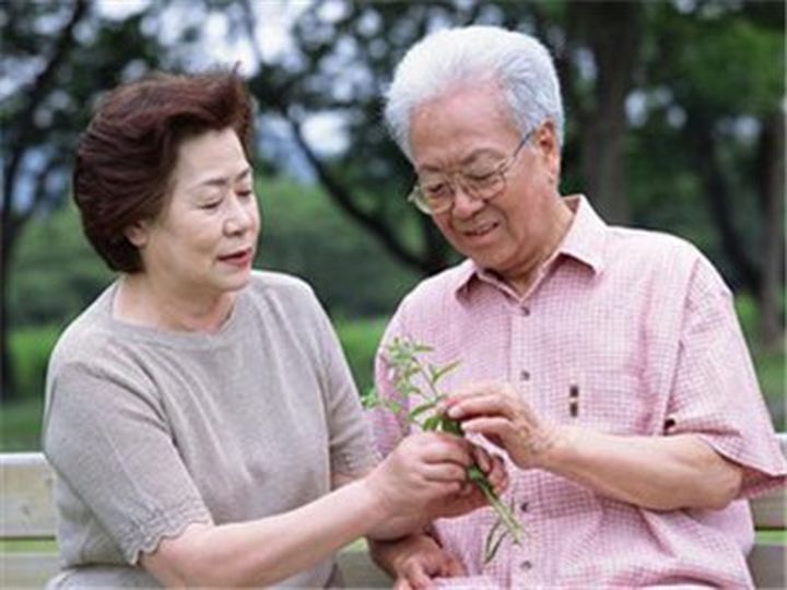老花鏡科普：老人該如何緩解老花眼？