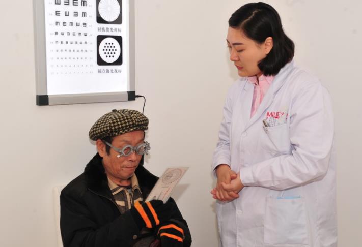 老花鏡多年不換危害大，佩戴前要做專業(yè)檢查
