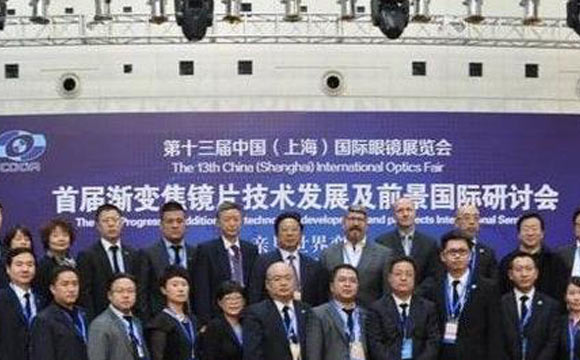 老花鏡技術(shù)革命，漸進多焦鏡才是最佳解決方案