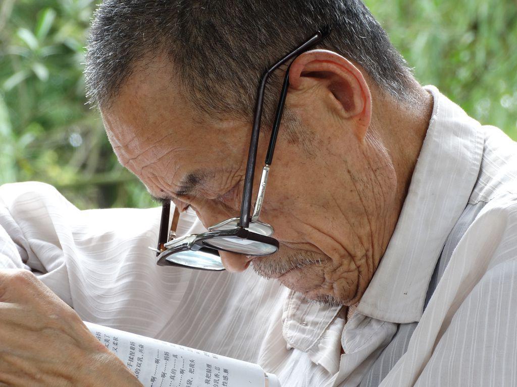 “老花眼”誰都避不開，哪些癥狀說明眼睛提前“花”了？
